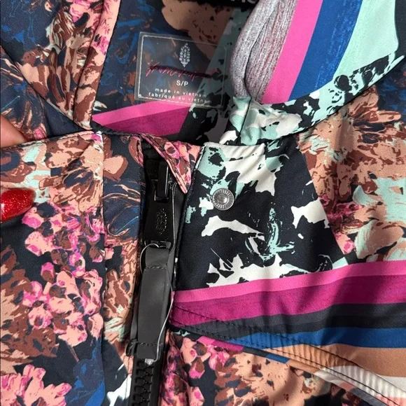 NEW FP Movement Women's Bunny Slope Oversized Printed Puffer Jacket Small - Picture 9 of 13